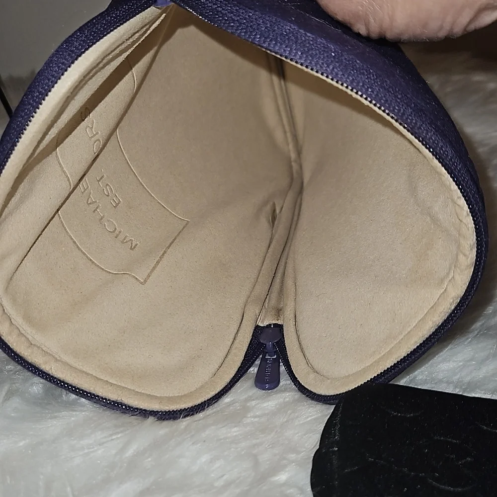 NWOT Neoprene Zipper iPad Tablet Case and accessories case.